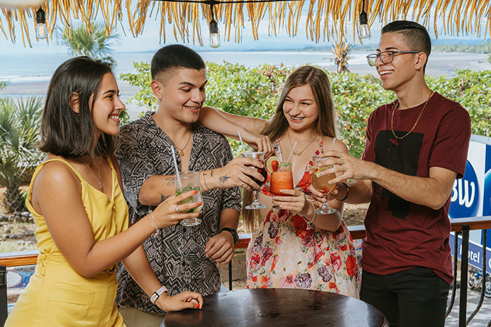 Jóvenes con bebidas