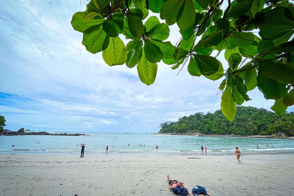 Vista panorámica playa en Manuel Antonio